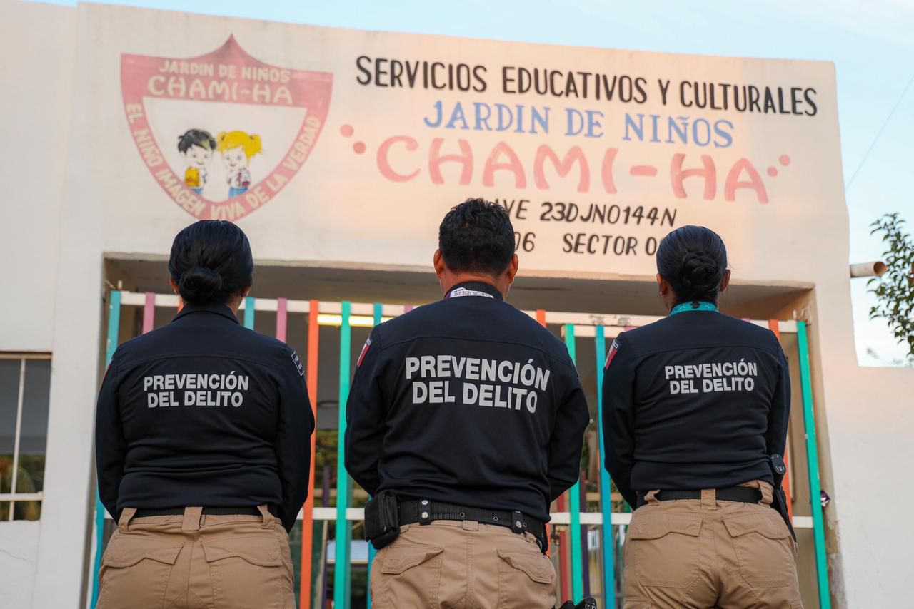 REFUERZA POLICÍA CANCÚN VIGILANCIA EN PARADEROS Y PLANTELES EDUCATIVOS