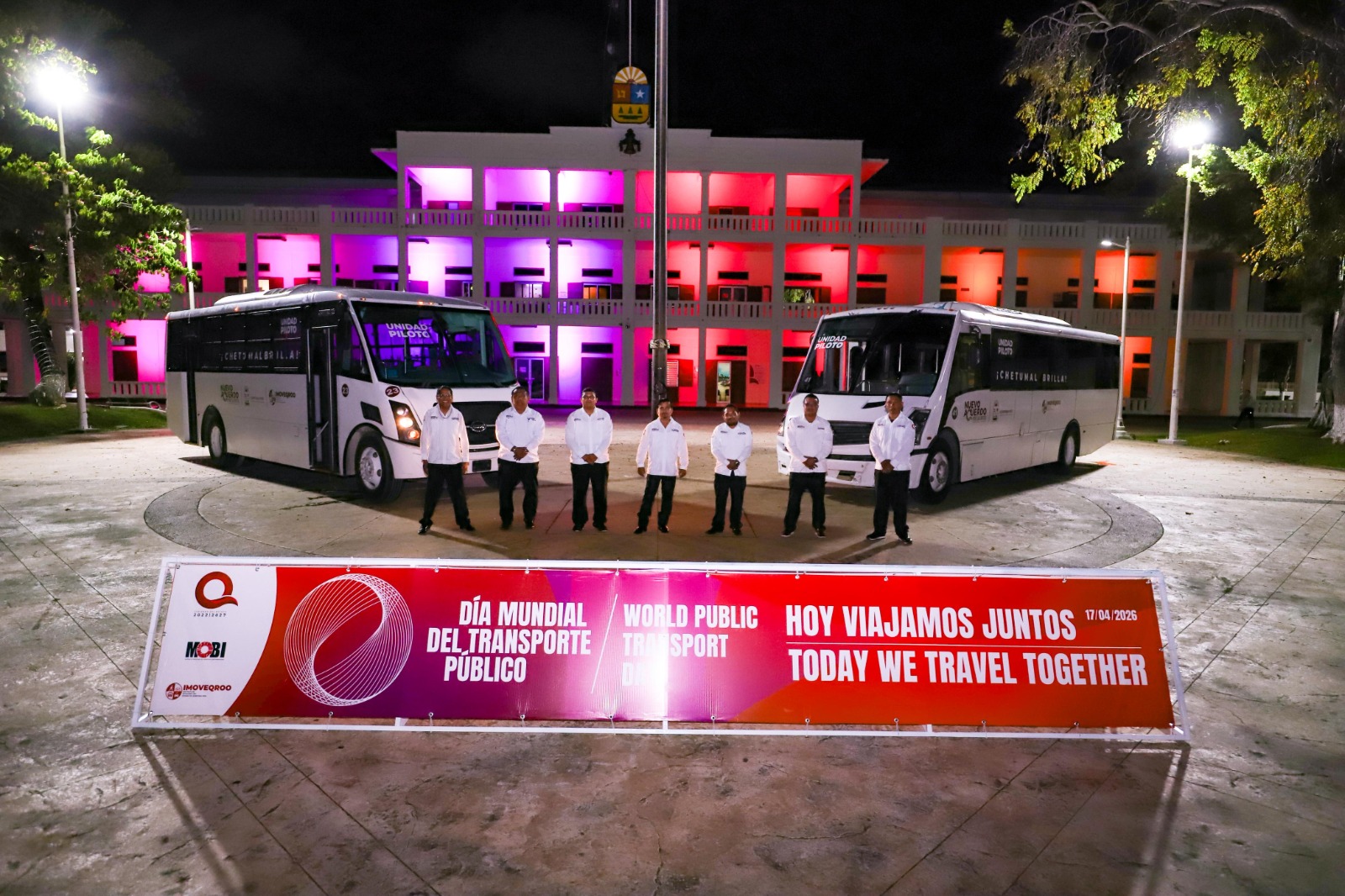 Se suma Quintana Roo al primer Día Mundial del Transporte Público: iluminan Palacio de Gobierno y el Obelisco en la Explanada de la Bandera de Chetumal