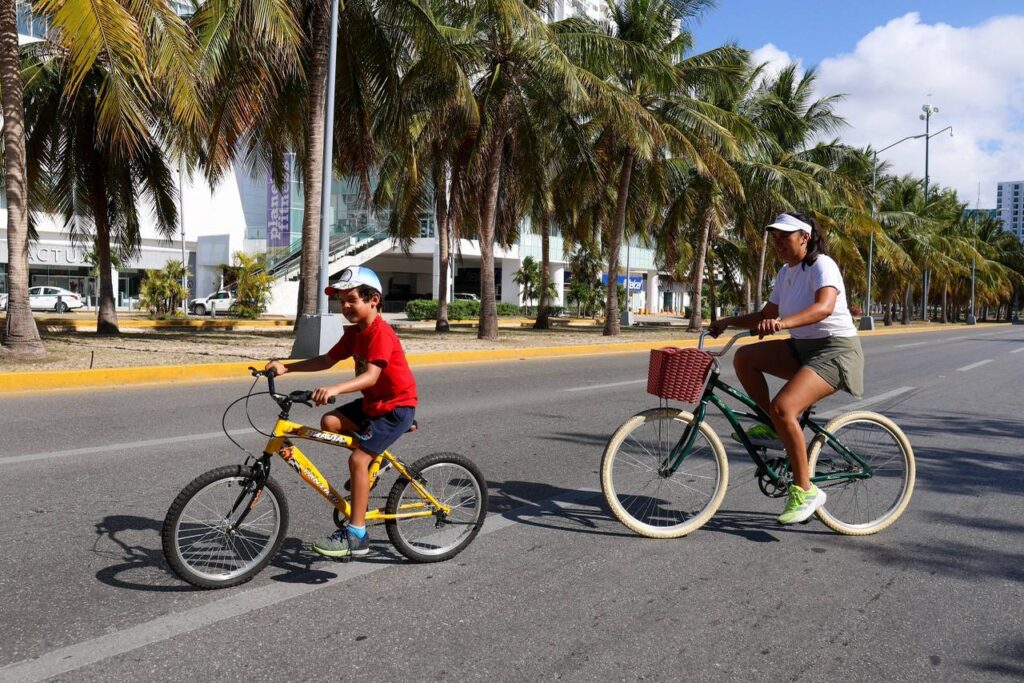 FAMILIAS HACEN SUYO EL “PASEO CANCUNENSE” CADA FIN DE SEMANA
