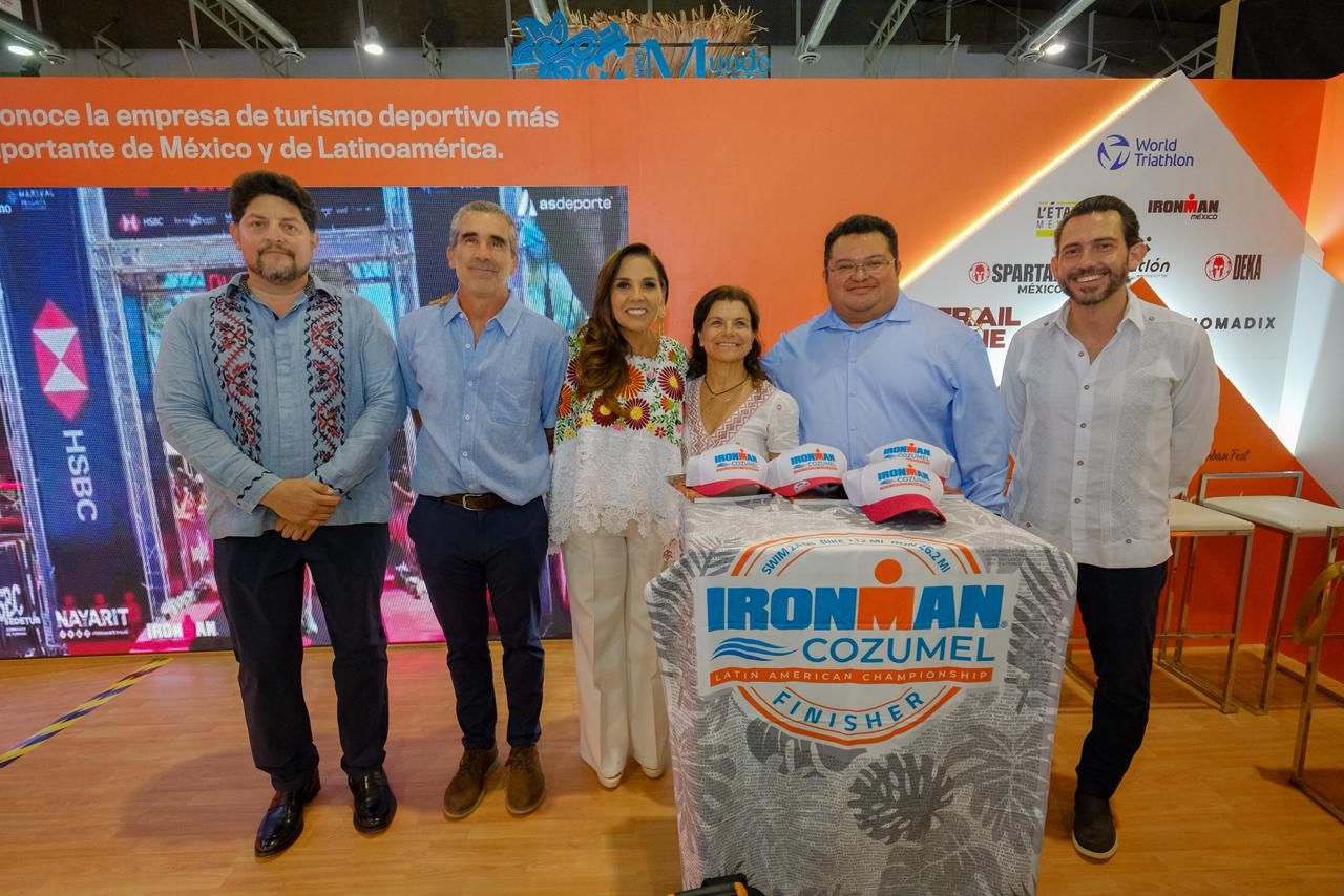 Junto con líderes del turismo, Mara Lezama, Josefina Rodríguez y Evelyn Salgado recorren el pabellón del Caribe Mexicano