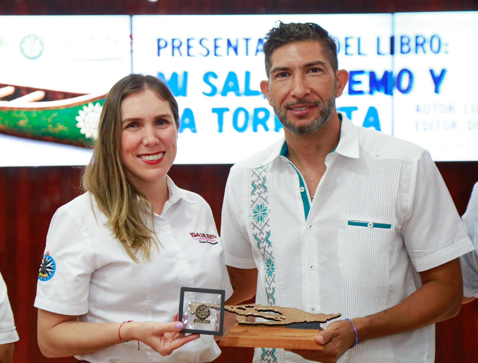 Presentan en Isla Mujeres el libro “Mi sal, el remo y la tormenta” de Luciano Núñez