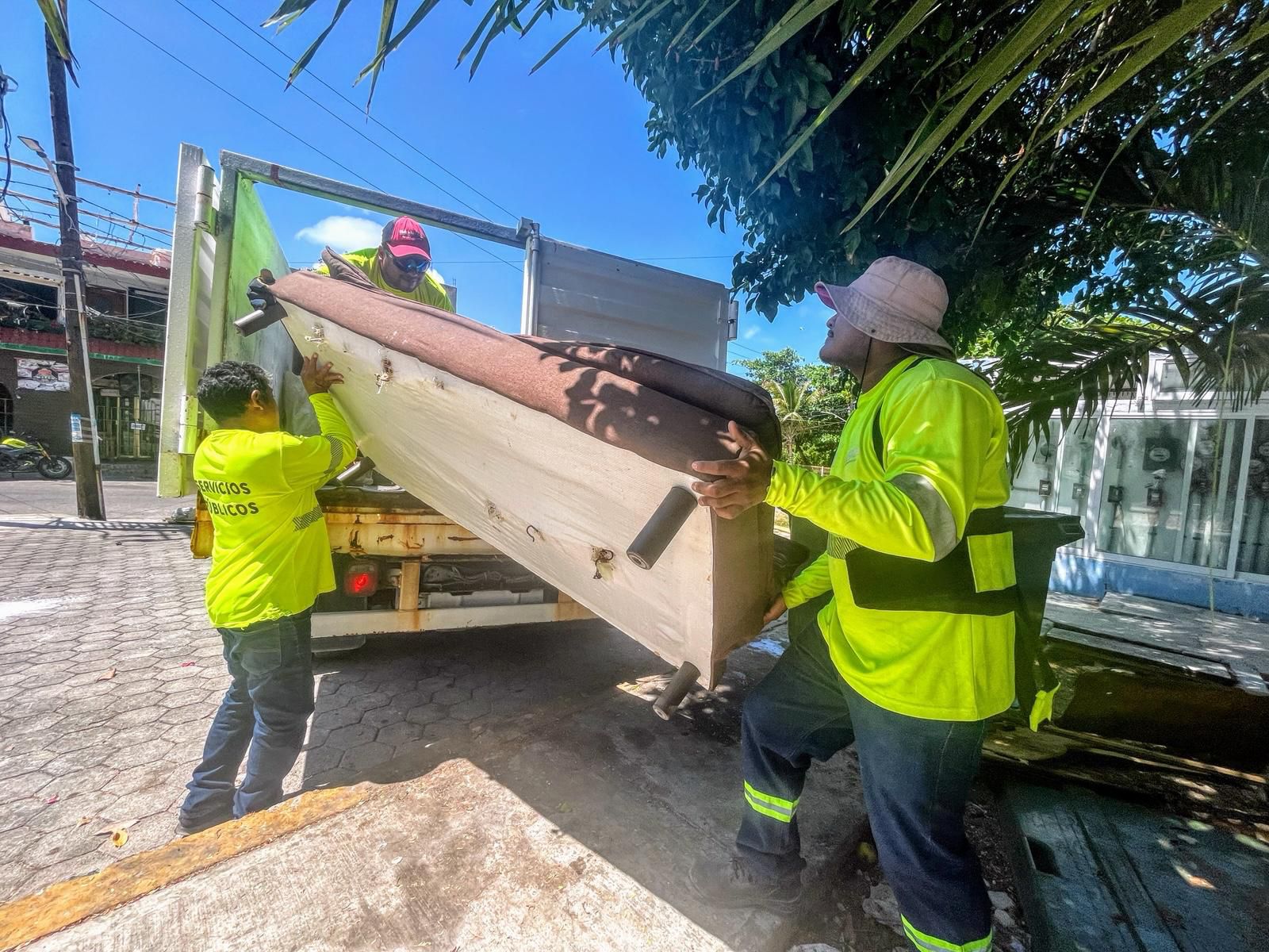 Refuerza Gobierno de Isla Mujeres acciones de descacharrización para cuidar la salud de las familias