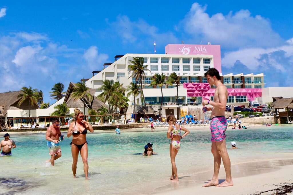 Turistas y locales disfrutan de Playa Norte, una de las mejores playas de México