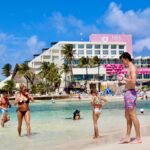 Turistas y locales disfrutan de Playa Norte, una de las mejores playas de México