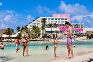 Turistas y locales disfrutan de Playa Norte, una de las mejores playas de México