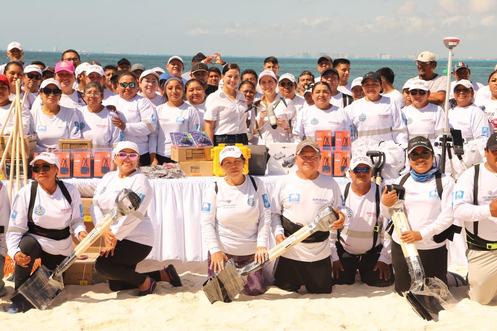 Gobierno de Isla Mujeres refuerza a ZOFEMAT con entrega de equipo y herramientas de trabajo