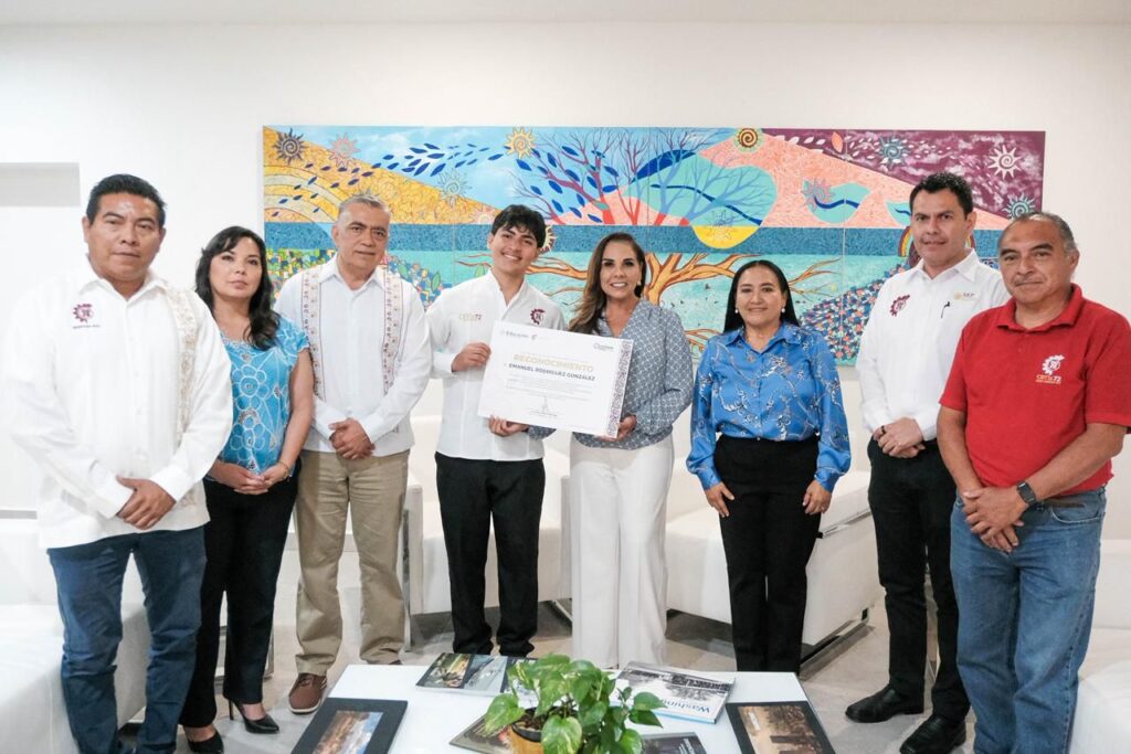 Reconoce Mara Lezama a Emanuel Rodríguez González por obtener primer lugar nacional en Lengua y Comunicación