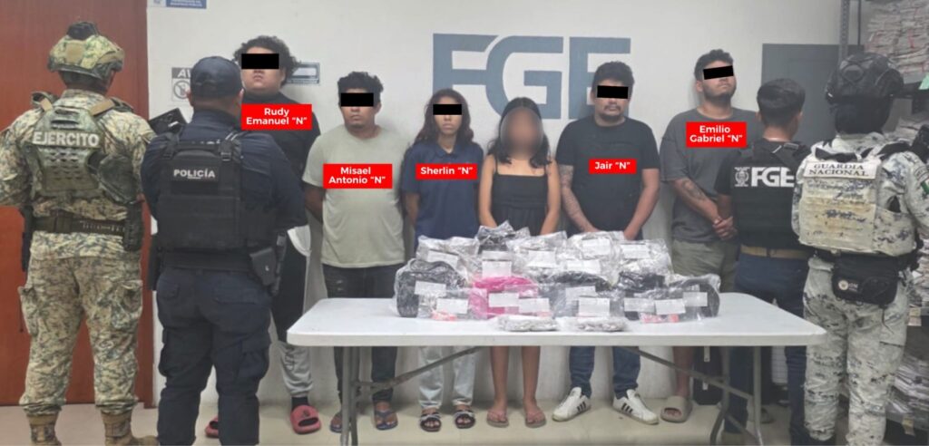 FGE, Defensa, Guardia Nacional y Policía Municipal, aseguran drogas en un cateo; detienen a seis personas por presunto narcomenudeo