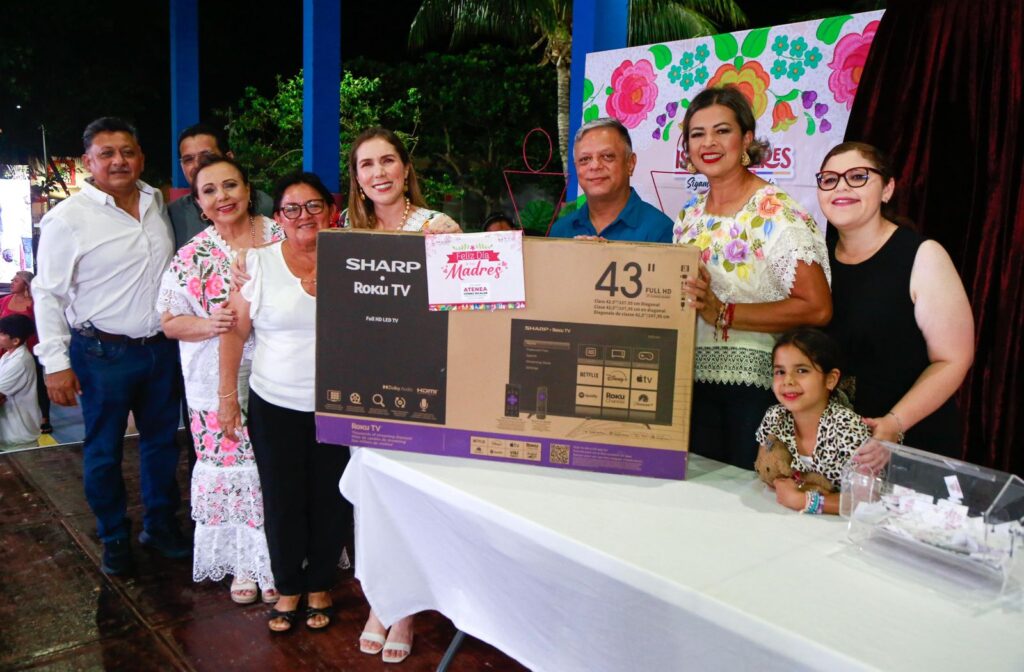 Atenea celebra a las madres de Isla Mujeres con música, show cómico y muchos regalos