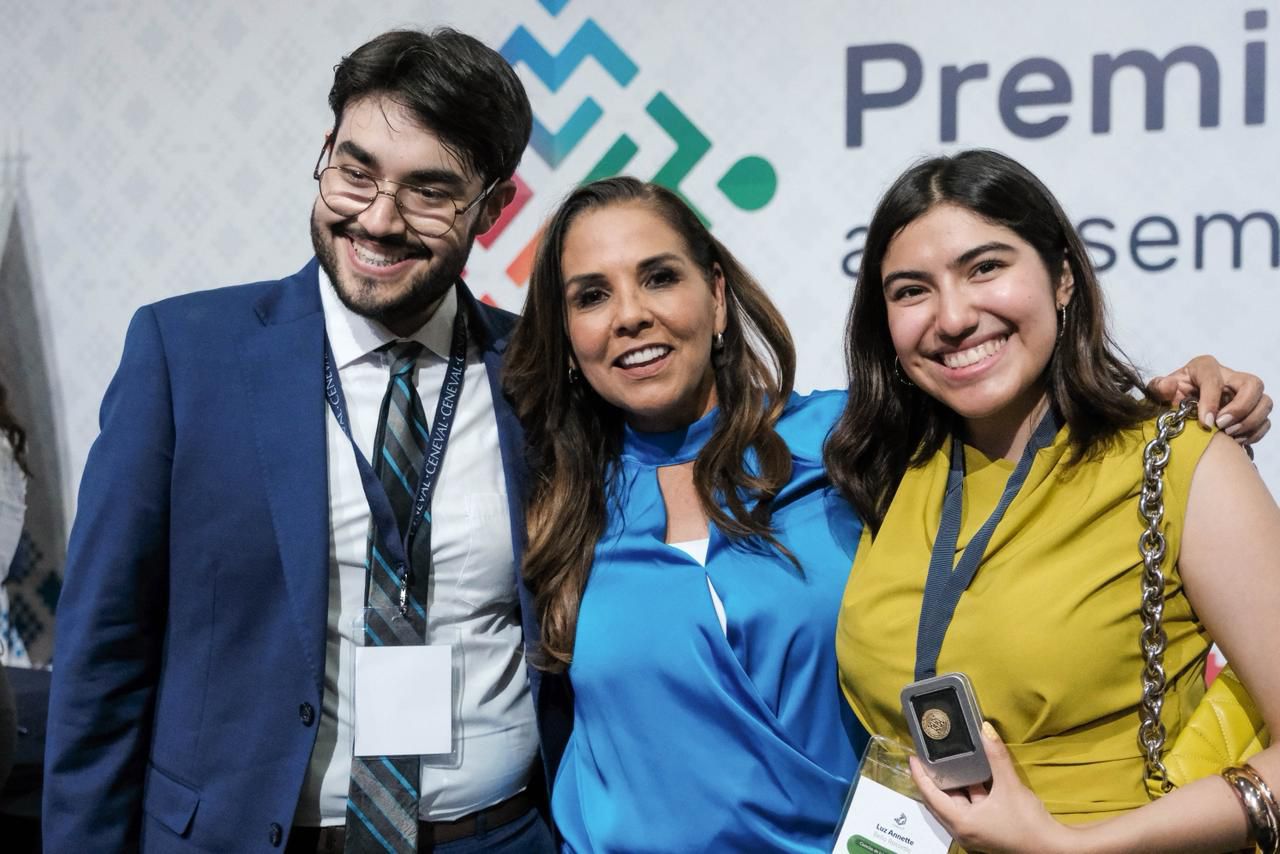 Entregan Mara Lezama y Enedina Rodríguez, el Premio CENEVAL al Desempeño de Excelencia EGEL a más de 4 mil egresados del país