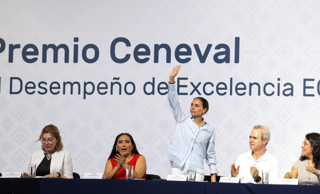 ATESTIGUA ANA PATY PERALTA EXCELENCIA DE ESTUDIANTES EGRESADOS DE TODO EL PAÍS