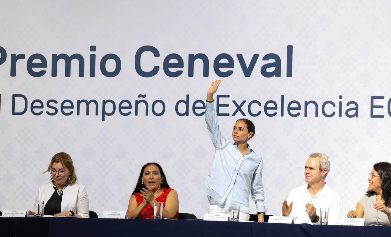 ATESTIGUA ANA PATY PERALTA EXCELENCIA DE ESTUDIANTES EGRESADOS DE TODO EL PAÍS