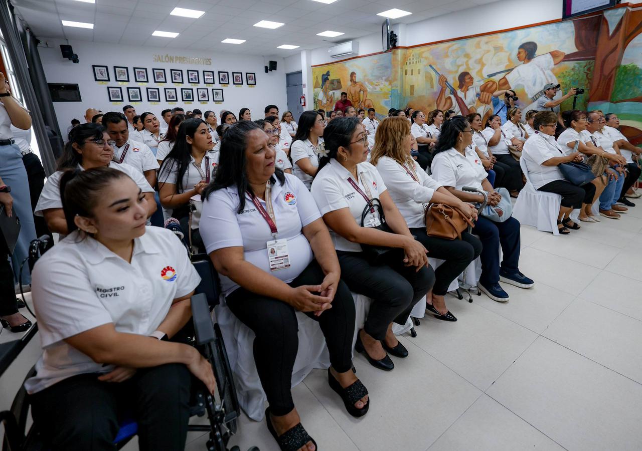 RECONOCE ANA PATY PERALTA LA TRAYECTORIA DE TRABAJADORES DEL REGISTRO CIVIL CON MÁS DE 30 AÑOS DE SERVICIO
