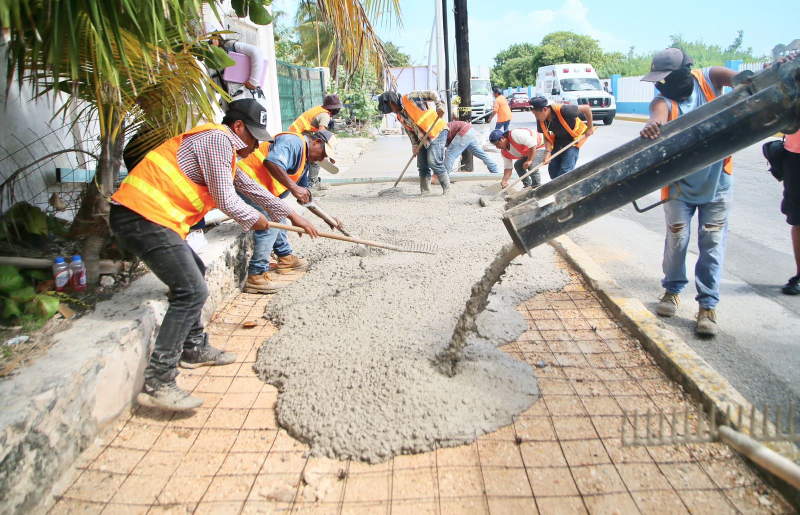 Gobierno de Isla Mujeres avanza con la construcción de banquetas y guarniciones en la prolongación Rueda Medina