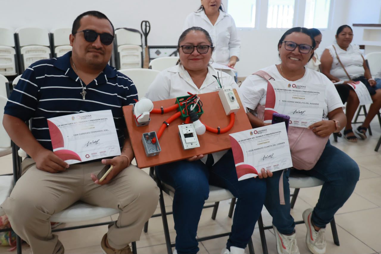 Concluyen con éxito cursos gratuitos de Electricidad Básica e Instalación de Tablaroca en Isla Mujeres