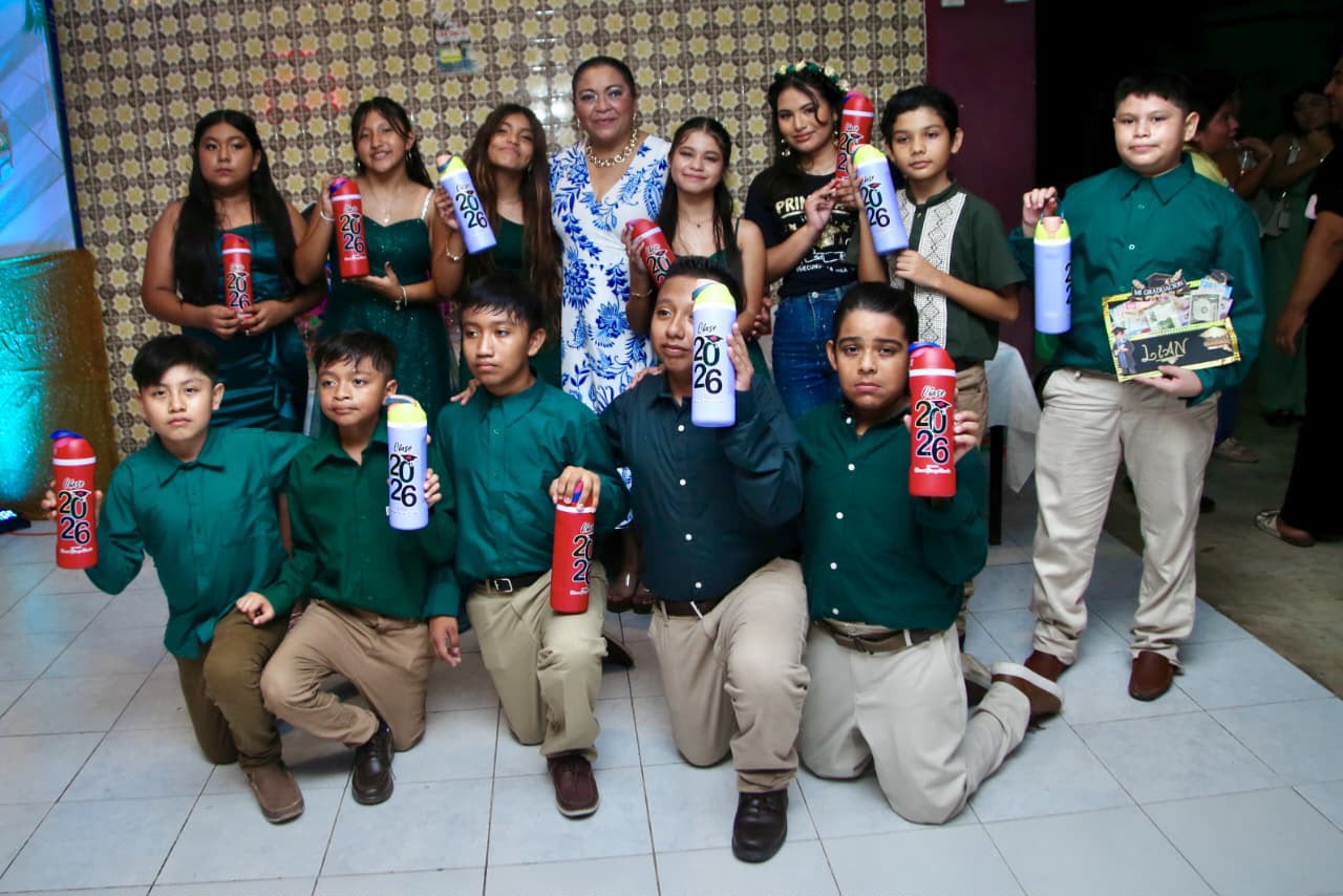 Suemi González acompaña como madrina a la Generación 2020-2026 de la Primaria Andrés Quintana Roo
