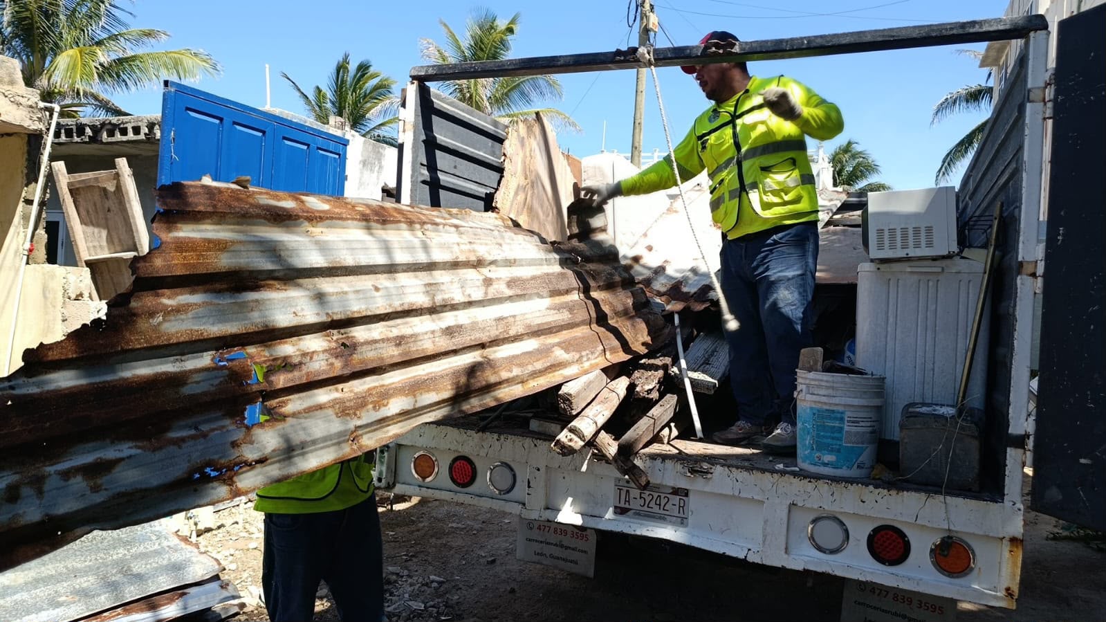 Gobierno de Isla Mujeres continúa acercando a las colonias el Programa Permanente de Descacharrización