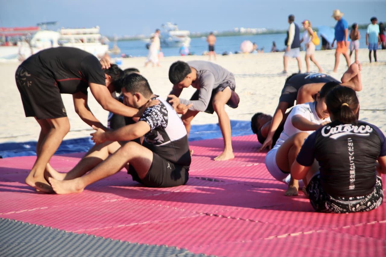 Gobierno de Isla Mujeres impulsa el deporte con clase abierta de Jiu-Jitsu Brasileño en Playa Centro