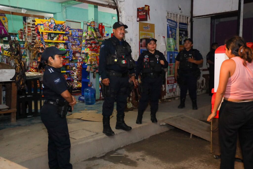 POLICÍA CANCÚN RECORRE LA SM 259 PARA FORTALECER EL CONTACTO CON LA CIUDADANÍA