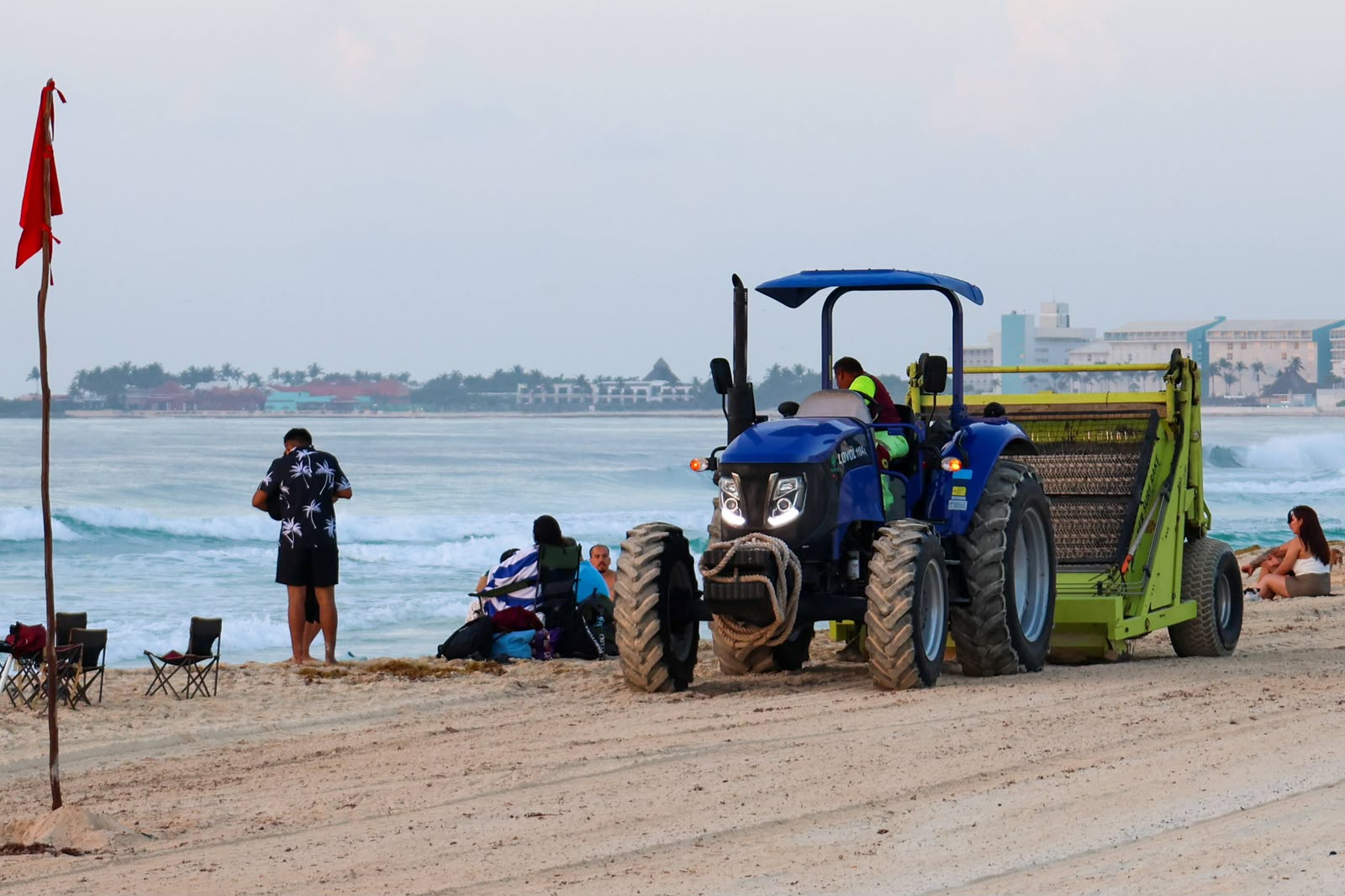 AYUNTAMIENTO MANTIENE LIMPIEZA PERMANENTE PARA PRESERVAR LAS PLAYAS PÚBLICAS DE CANCÚN