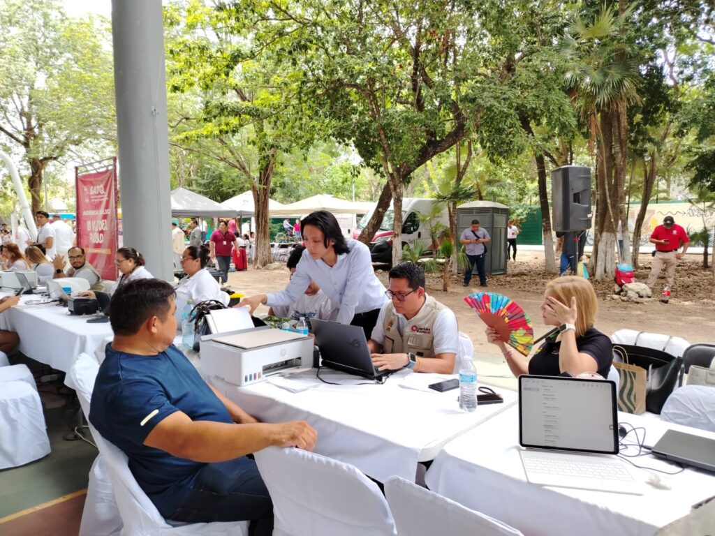 La Dirección General de Licencias de Bebidas Alcohólicas de la SEFIPLAN, atendiendo a la ciudadanía en Tulum