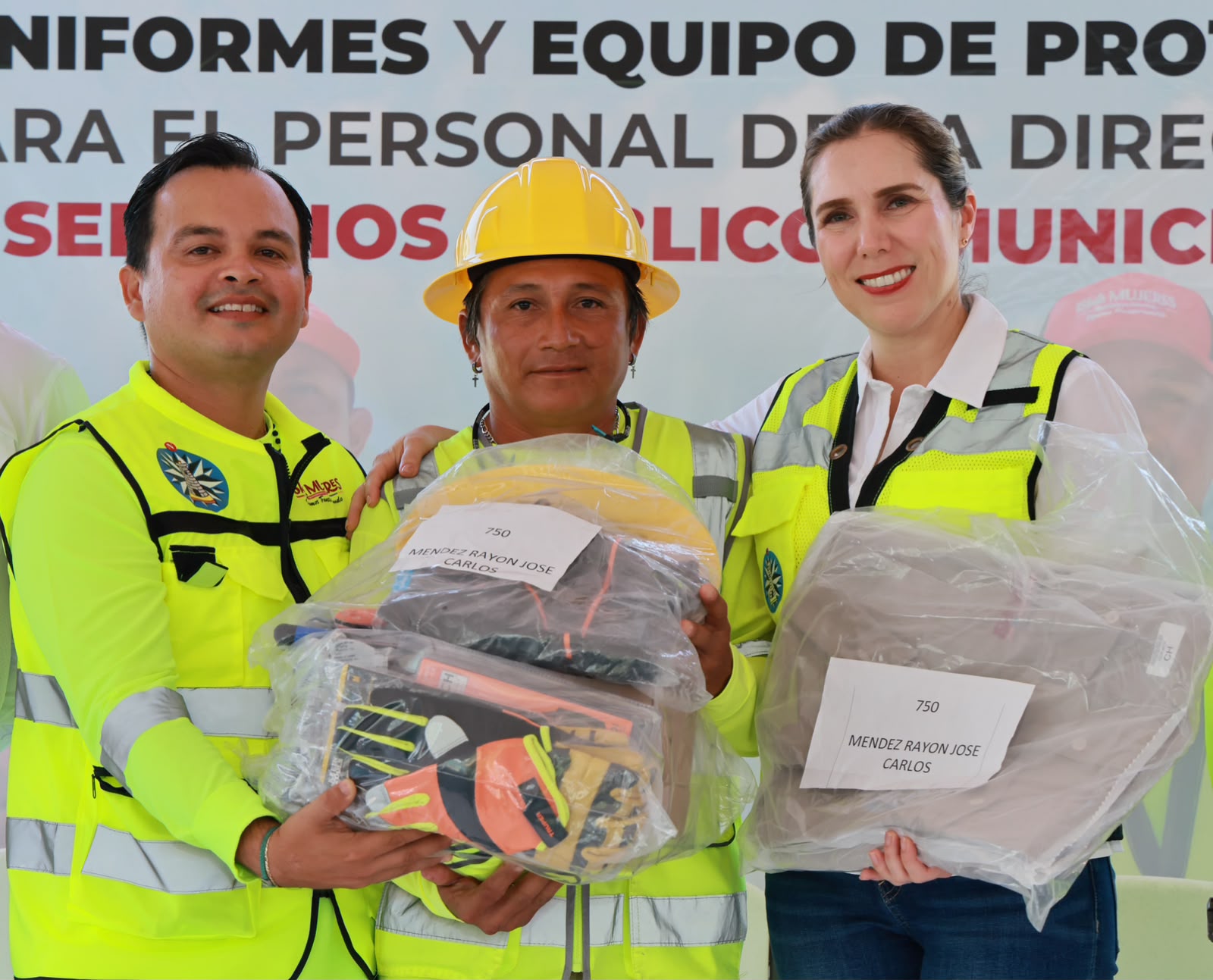 Atenea Gómez Ricalde entrega uniformes y equipo de protección al personal de Servicios Públicos de Isla Mujeres