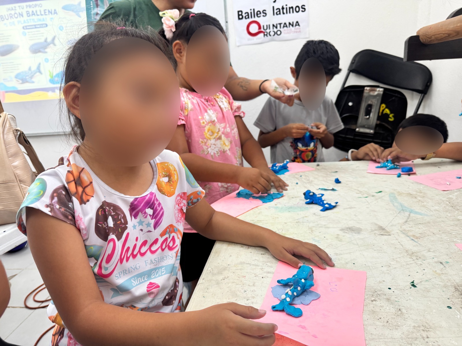Descubren niñas y niños la riqueza de la megafauna marina de Cozumel en taller realizado en el BiblioAvión Gervasio