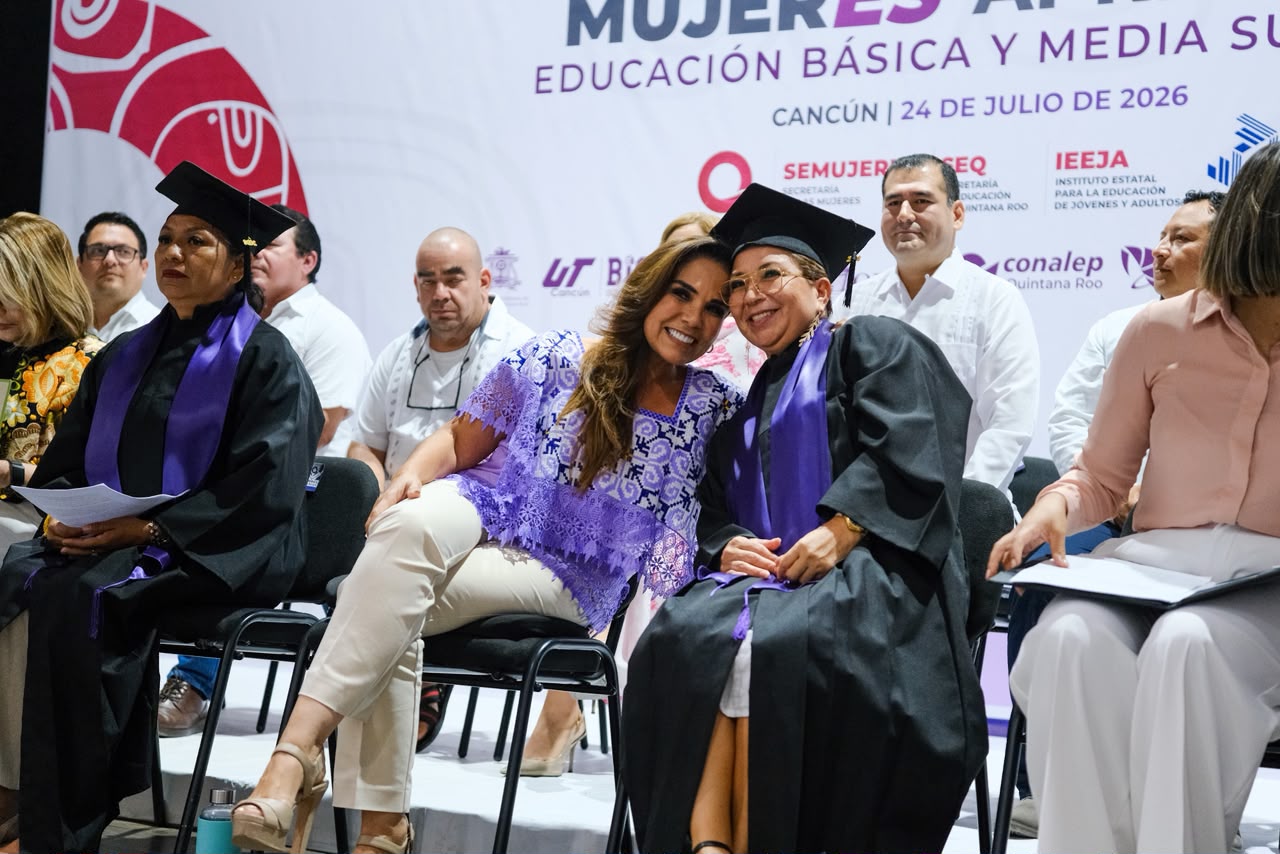 Entregan Mara Lezama y Carmen Enedina Rodríguez Armenda, directora de CENEVAL, 181 certificados a mujeres que concluyeron estudios básicos y de bachillerato