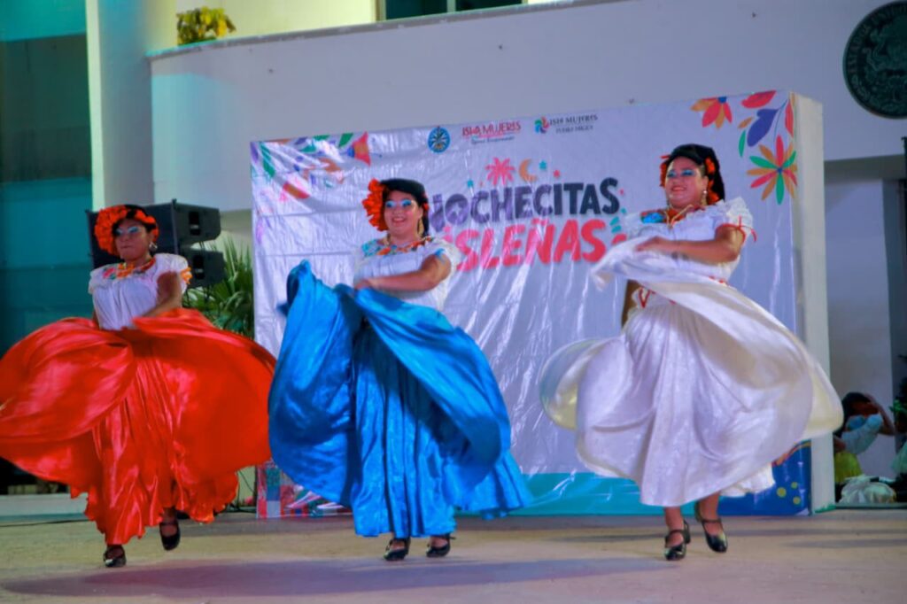 Isla Mujeres fortalece la promoción cultural con la presentación del Ballet Folclórico Municipal de Palenque, Chiapas, en Nochecitas Isleñas