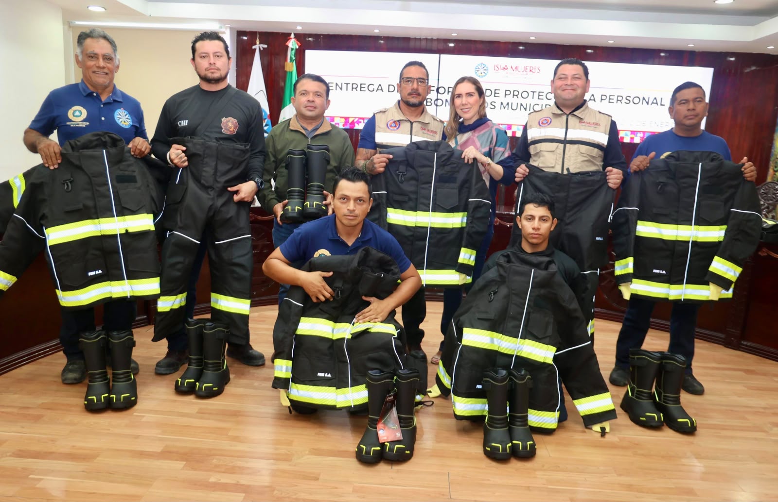 Atenea Gómez Ricalde fortalece las condiciones de trabajo de los bomberos de Isla Mujeres