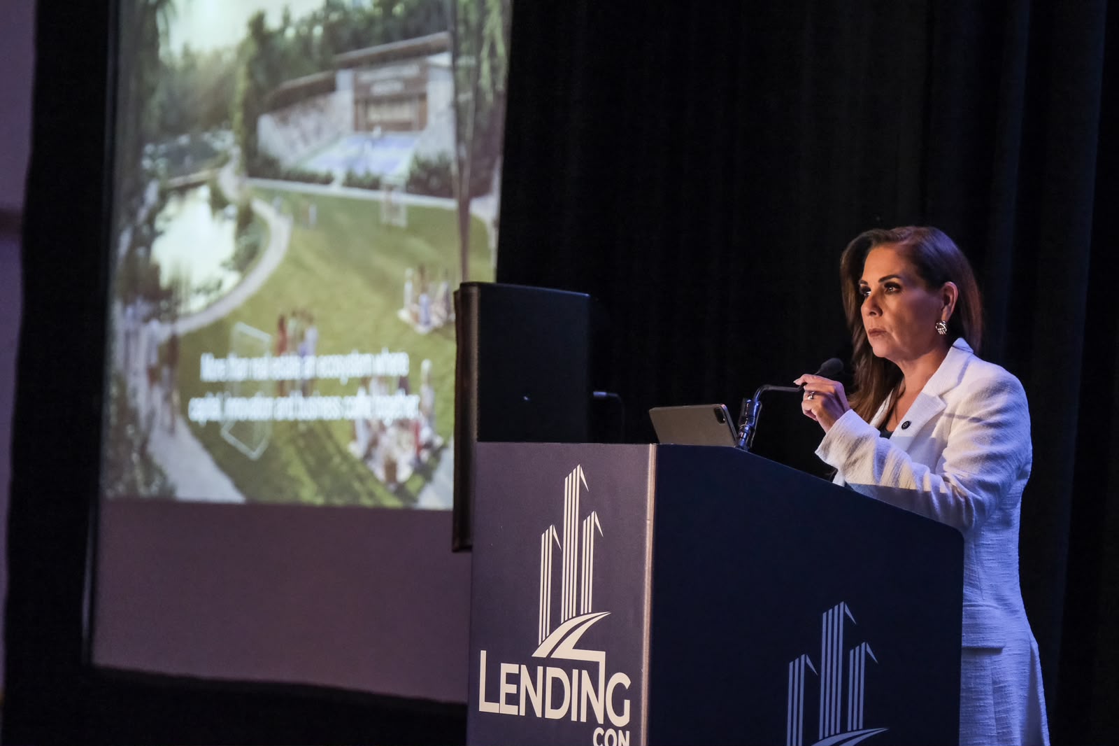 Mara Lezama impulsa el Distrito Financiero y Tecnológico de Cancún ante empresarios de EU en la 6ª Conferencia Anual de Inversionistas del Sector Hotelero “LendingCon 2026”, en Orlando, Florida