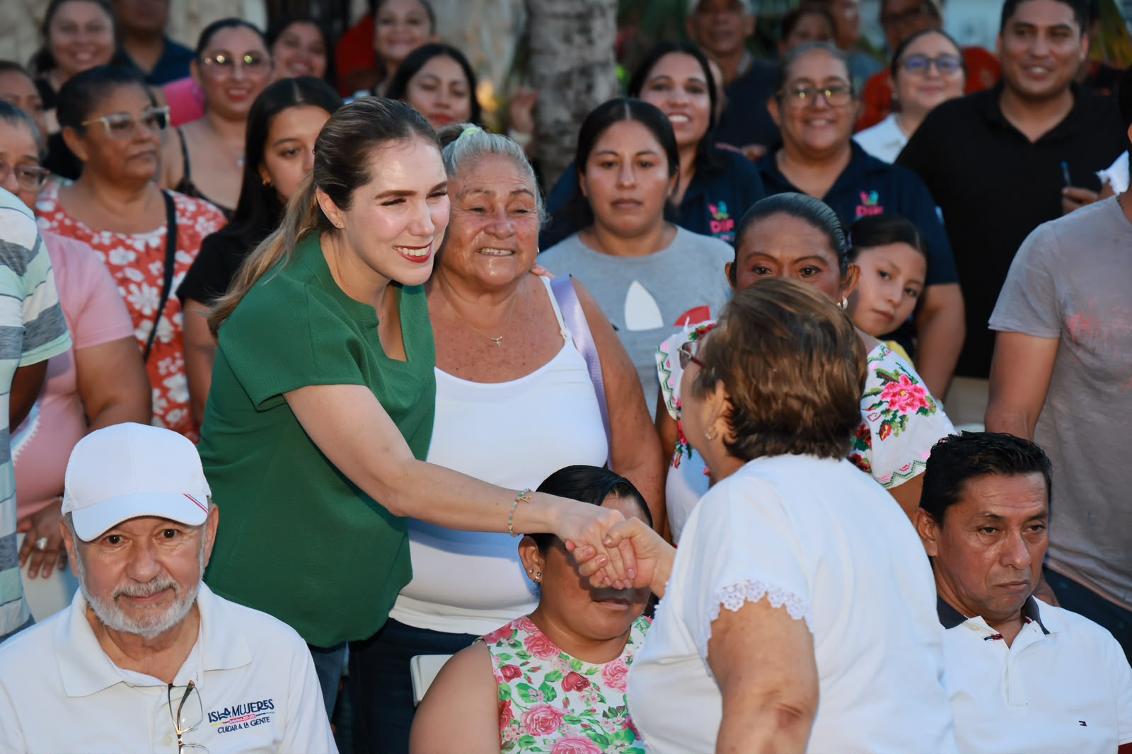 Atenea Gómez Ricalde entrega 4 kilómetros de alumbrado público en la avenida Rancho Viejo de Ciudad Mujeres