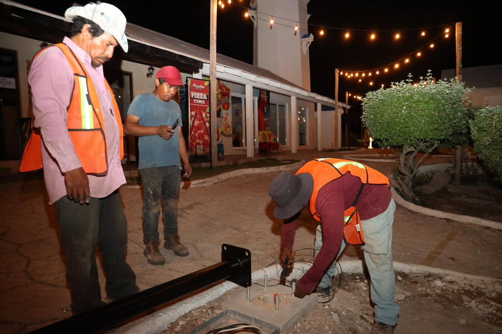 Gobierno de Isla Mujeres trabaja en la instalación de nuevas luminarias en Punta Sur