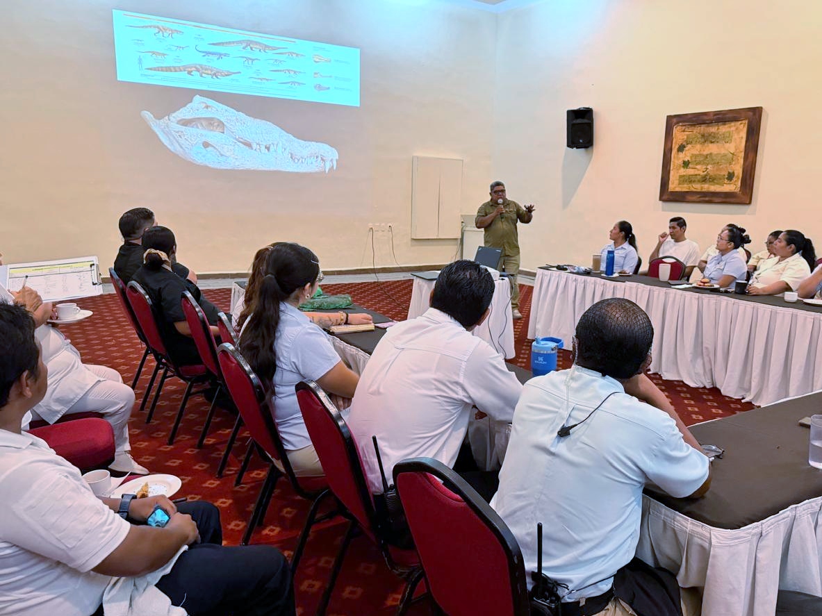 Promueve la FPMC conservación de los cocodrilos mediante plática dirigida a colaboradores de hotel en Cozumel