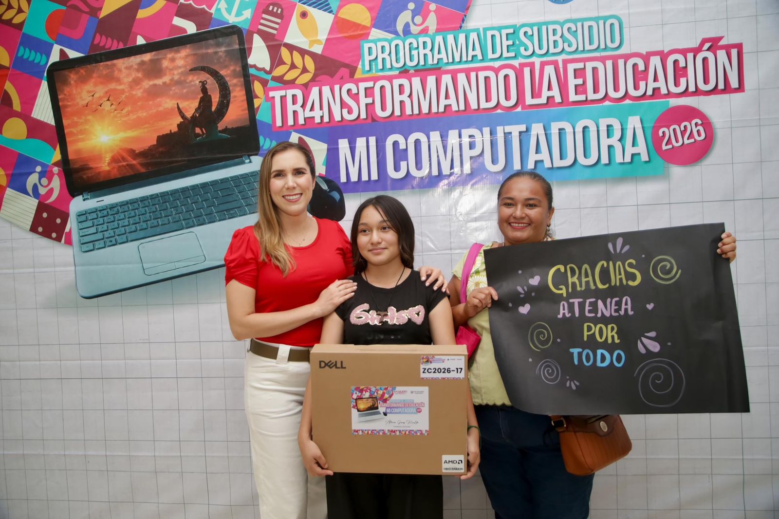 Atenea Gómez Ricalde entrega computadoras a estudiantes de la Zona Continental