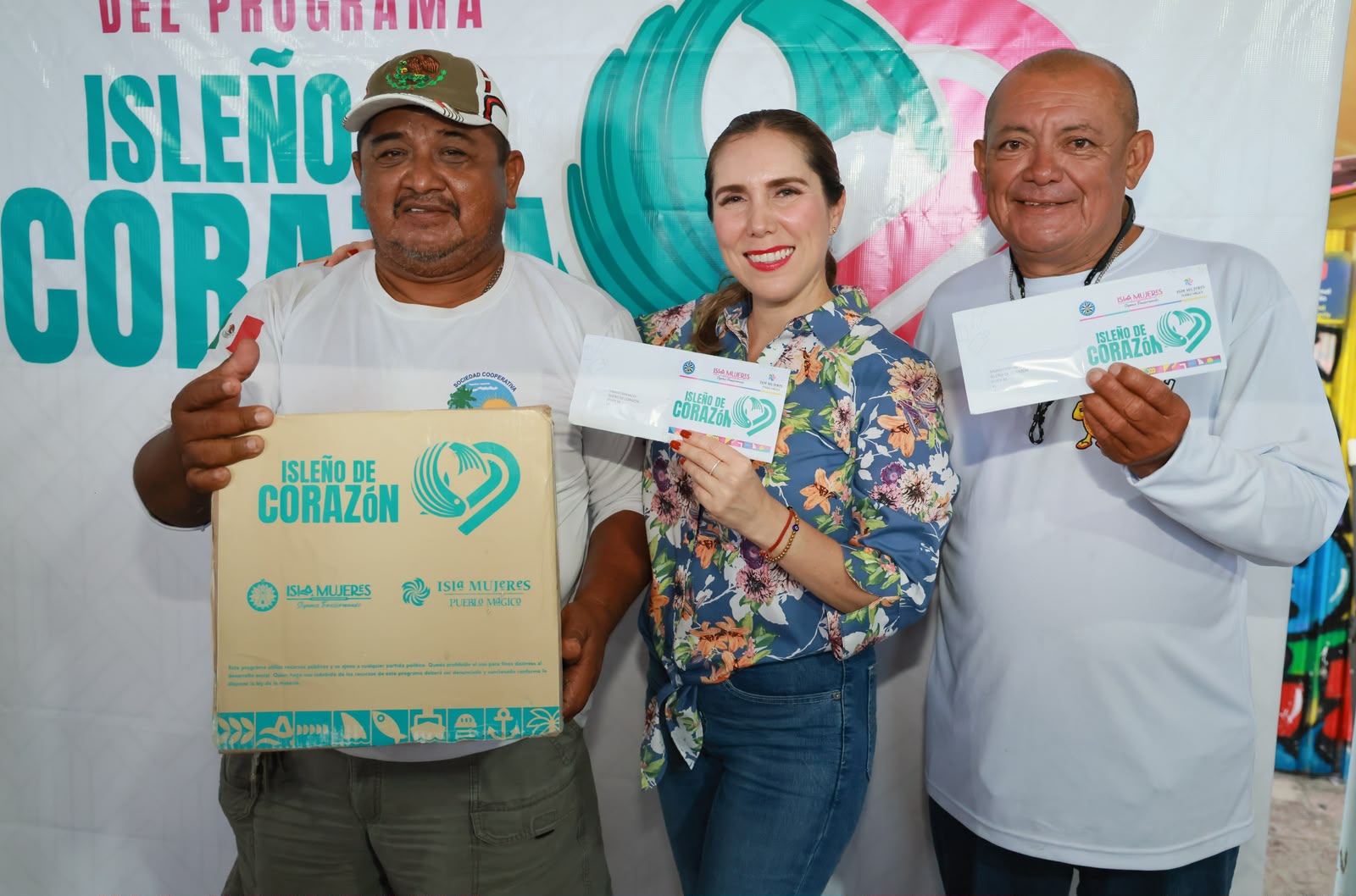 Atenea Gómez Ricalde entrega primeros apoyos del nuevo programa ‘Isleño de Corazón’