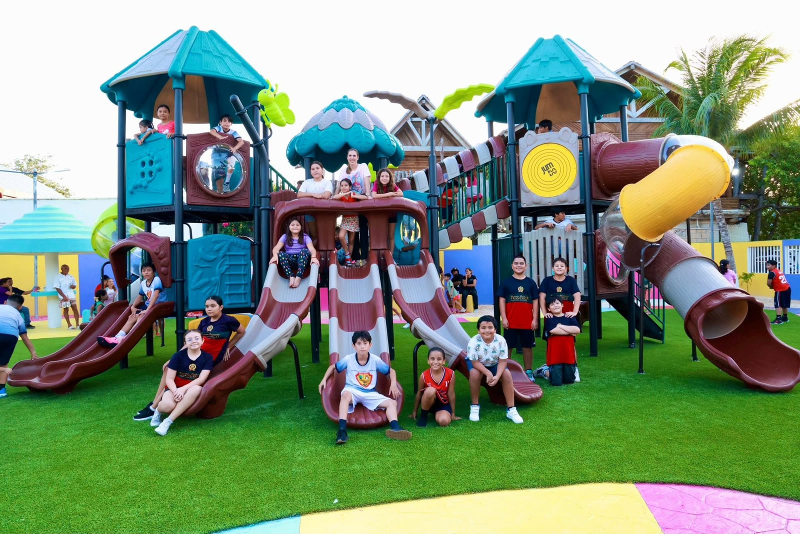 Atenea Gómez Ricalde transforma Isla Mujeres con 17 parques infantiles para la niñez
