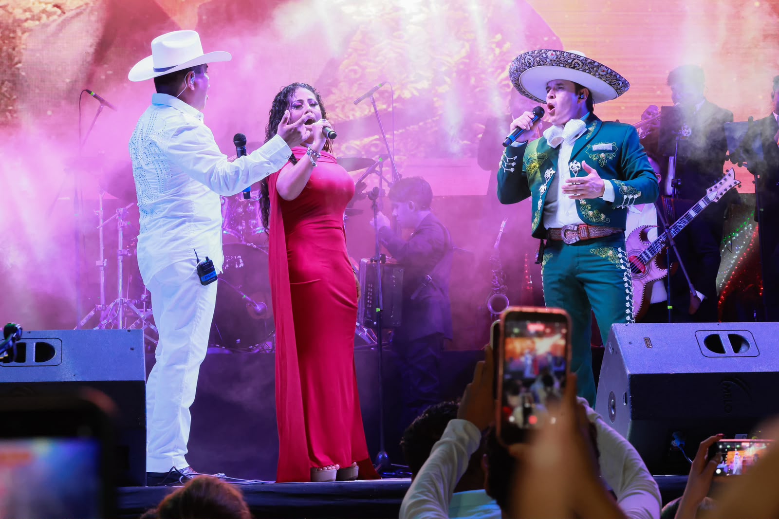 Atenea Gómez Ricalde celebra el Grito de Independencia junto a familias isleñas y visitantes