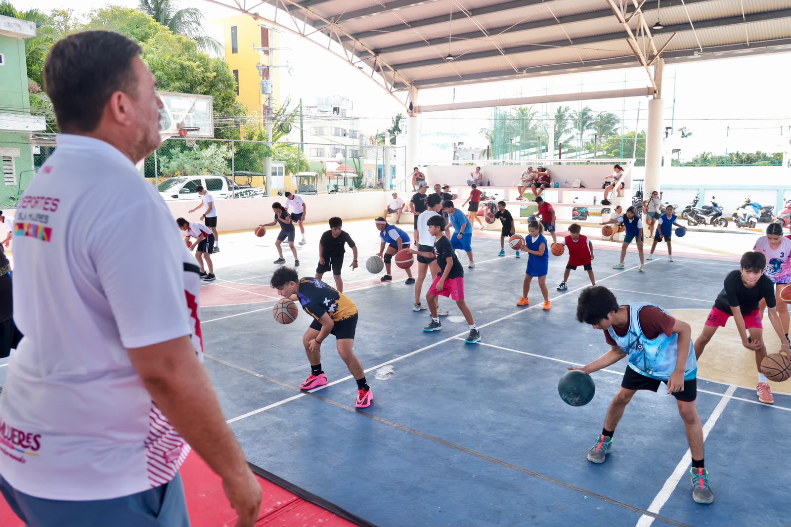 Gobierno de Isla Mujeres se suma a la Clase Nacional de Baloncesto “¡Ponte Pila! Bota y Encesta”