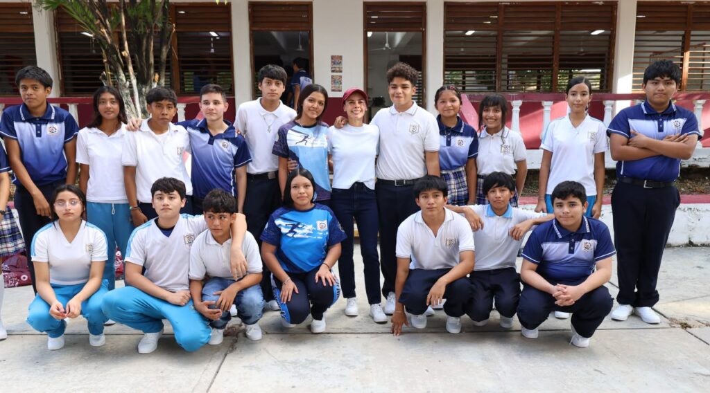 IMPULSA ANA PATY PERALTA APOYO A ESTUDIANTES CON ENTREGA DE TENIS ESCOLARES