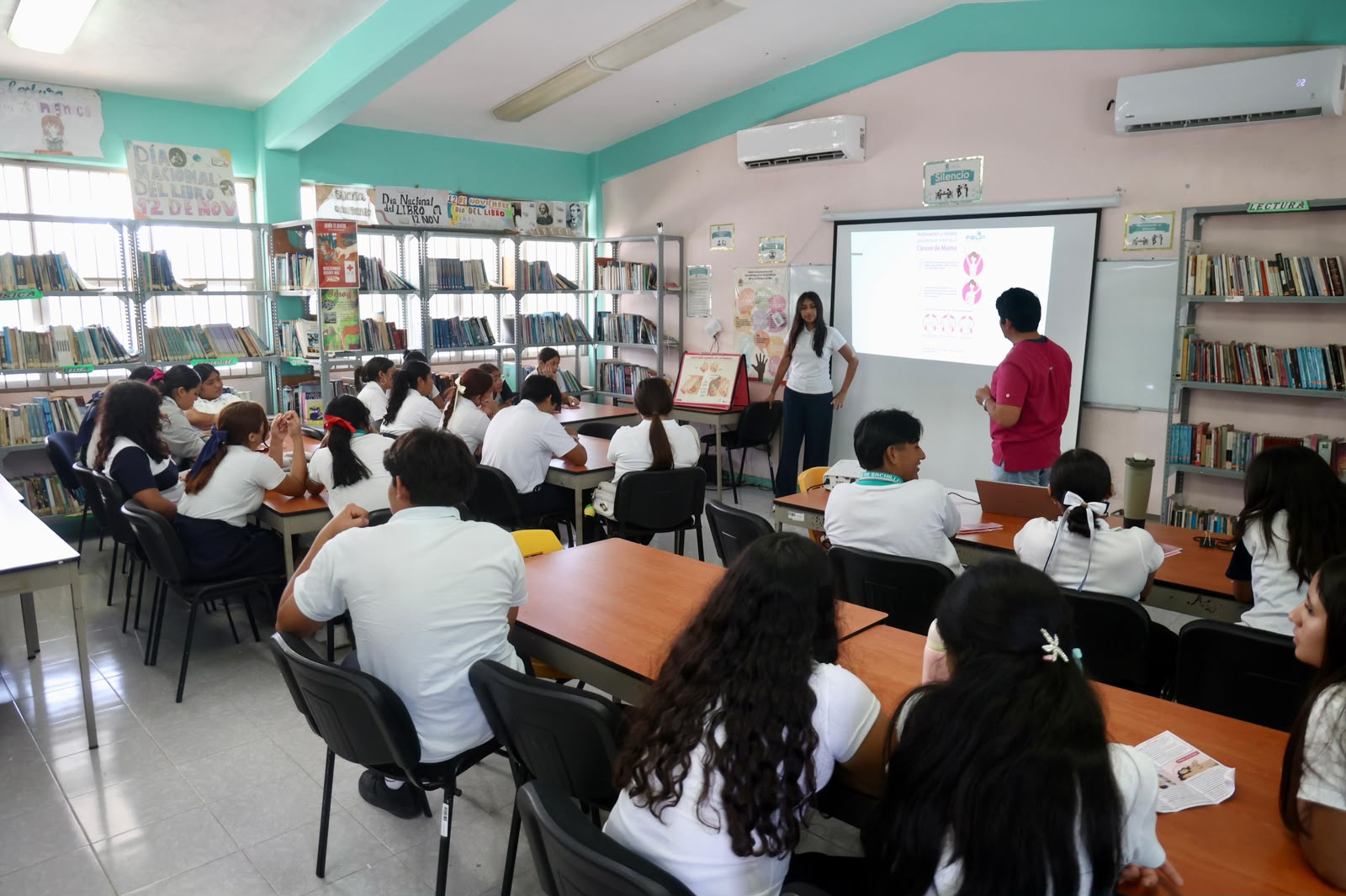 Gobierno Municipal de Isla Mujeres promueve la detección oportuna del cáncer de mama entre estudiantes