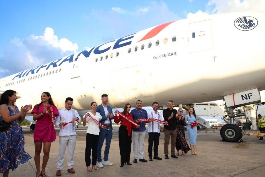CELEBRAN ANA PATY PERALTA Y MARA LEZAMA 15 AÑOS DE CONECTIVIDAD AÉREA ENTRE CANCÚN Y PARÍS
