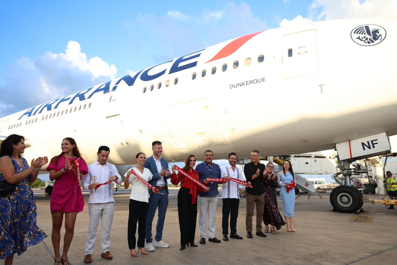 CELEBRAN ANA PATY PERALTA Y MARA LEZAMA 15 AÑOS DE CONECTIVIDAD AÉREA ENTRE CANCÚN Y PARÍS