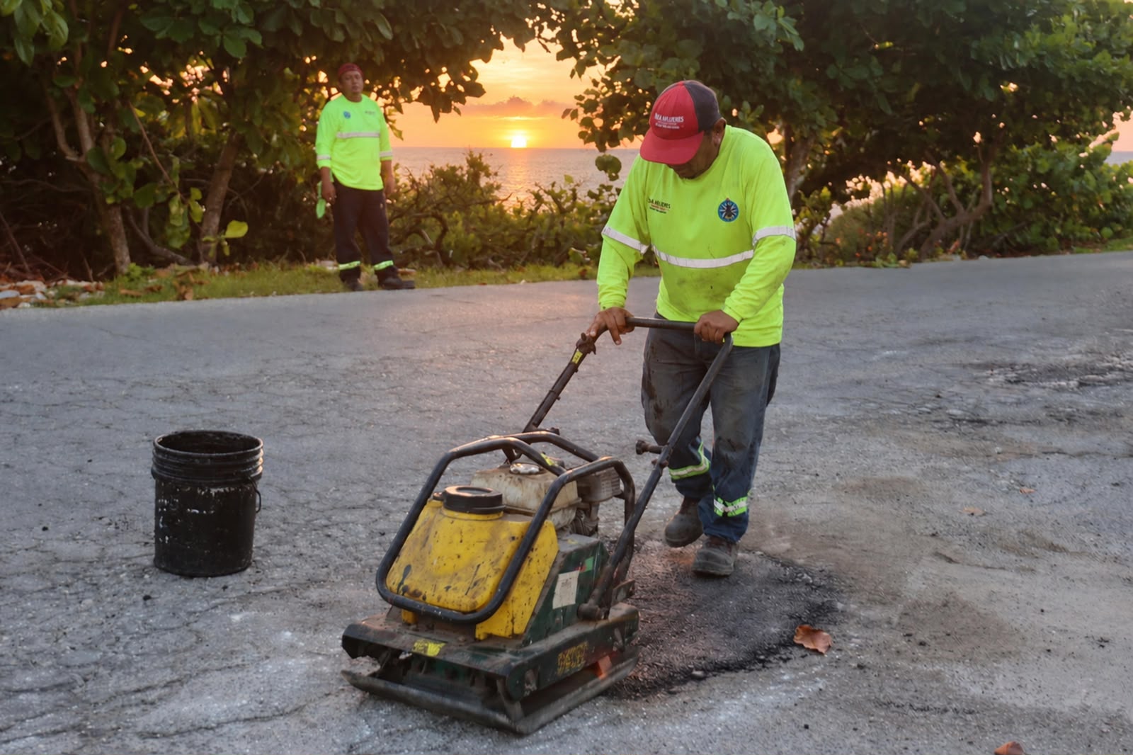 Gobierno de Isla Mujeres continúa trabajos del Programa Permanente de Bacheo tras las lluvias