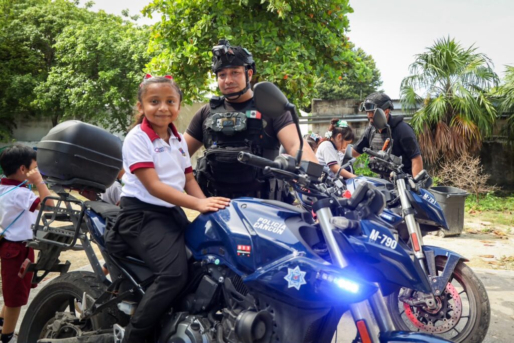 LLEVA POLICÍA CANCÚN ACTIVIDADES DE PREVENCIÓN, EDUCACIÓN VIAL Y PROXIMIDAD SOCIAL A ESTUDIANTES
