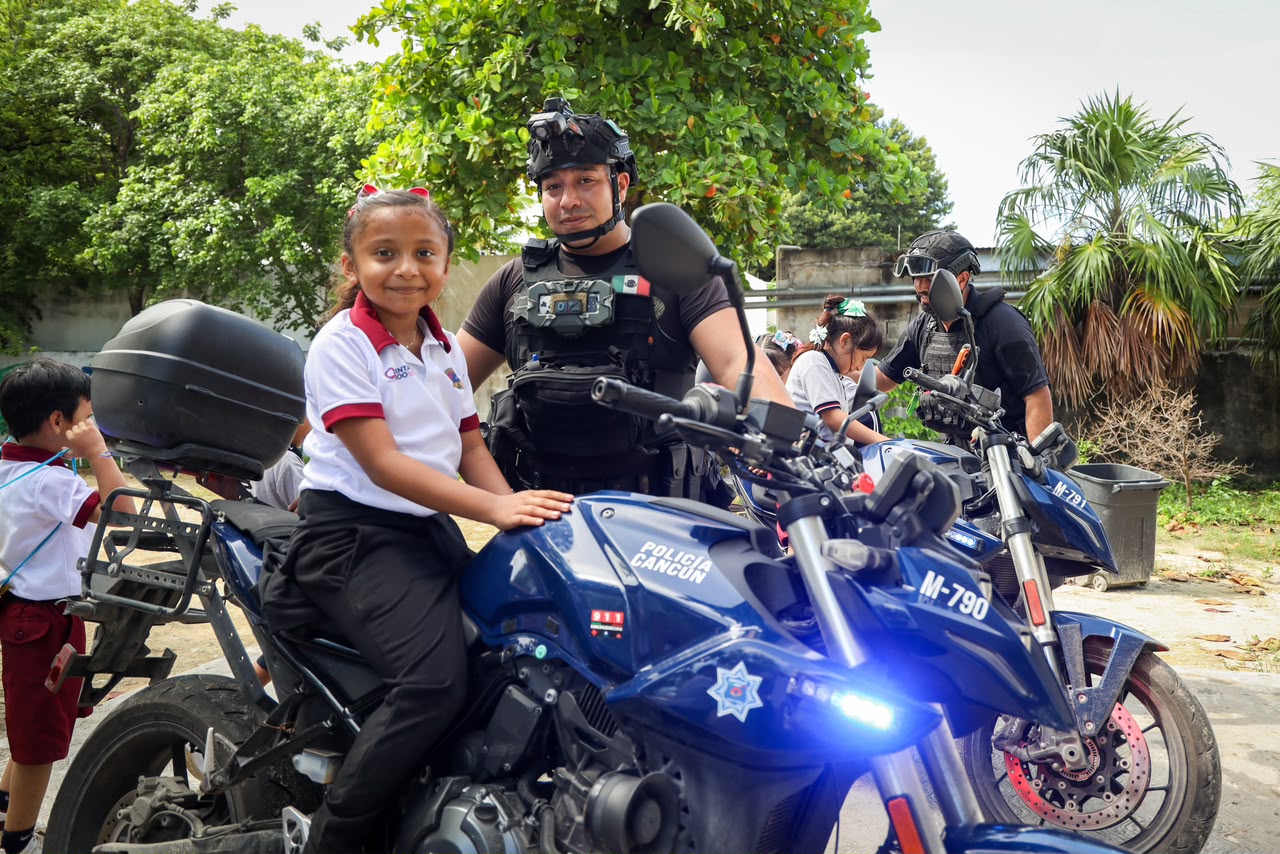 LLEVA POLICÍA CANCÚN ACTIVIDADES DE PREVENCIÓN, EDUCACIÓN VIAL Y PROXIMIDAD SOCIAL A ESTUDIANTES