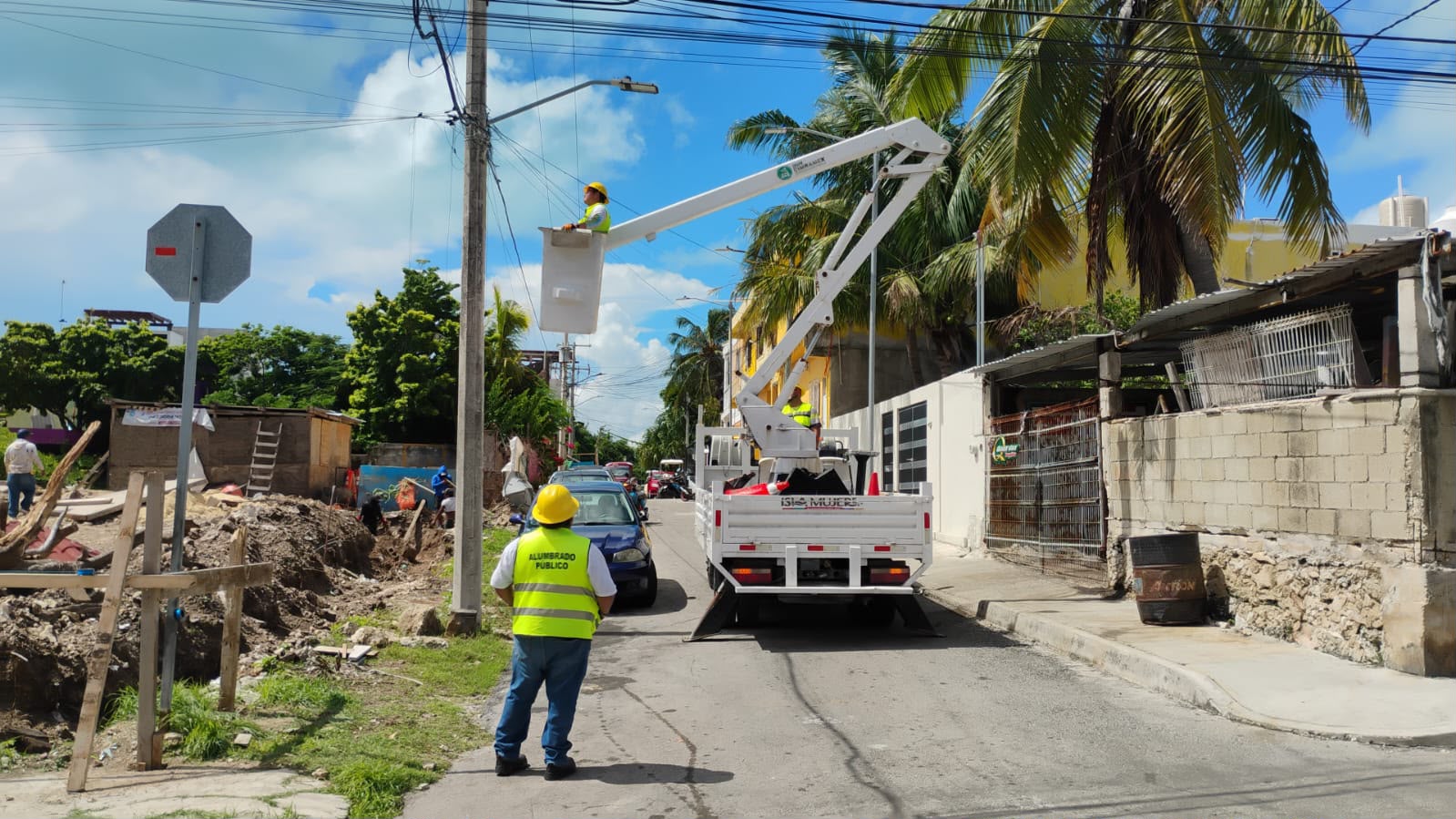 Gobierno de Isla Mujeres refuerza mantenimiento y reparación del alumbrado público tras las lluvias