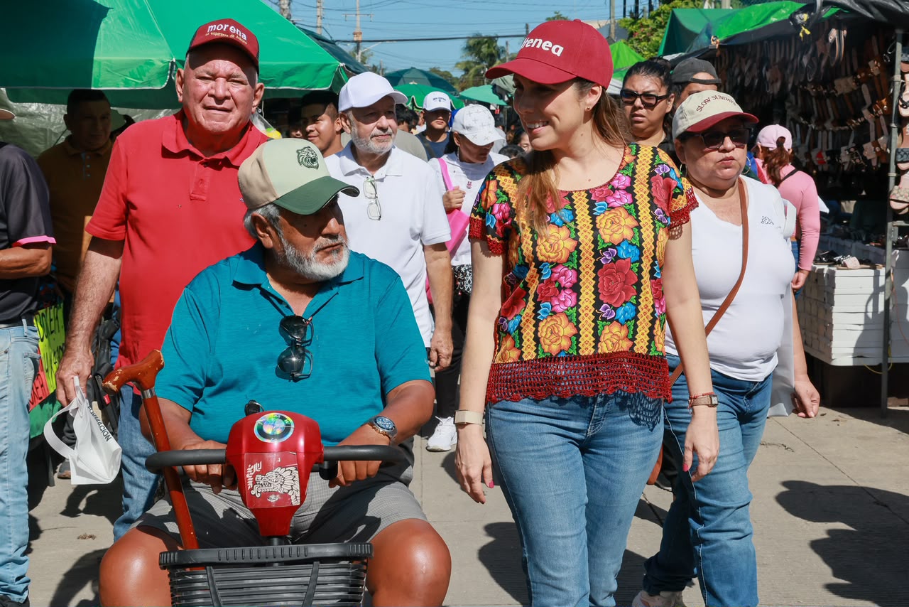 Atenea Gómez Ricalde fortalece la cercanía con simpatizantes del Distrito 03 durante recorrido por el Tianguis de la 100